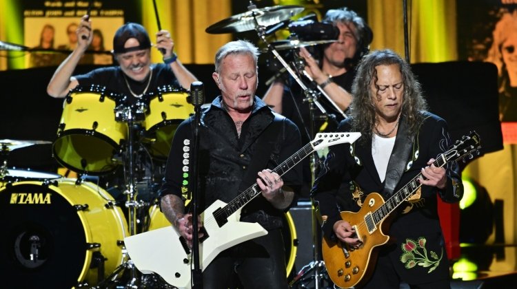 Metallica Pays Homage to Elton John in a Heartfelt Tribute Metallica Pays Homage to Elton John in a Heartfelt Tribute